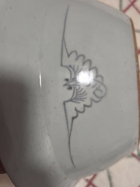 古玩陶瓷青花淡描花卉紋折沿盆真品鑒賞圖