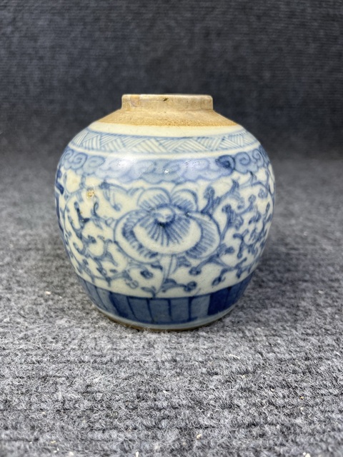 古玩陶瓷青花纏枝花卉紋喜字罐真品鑒賞圖
