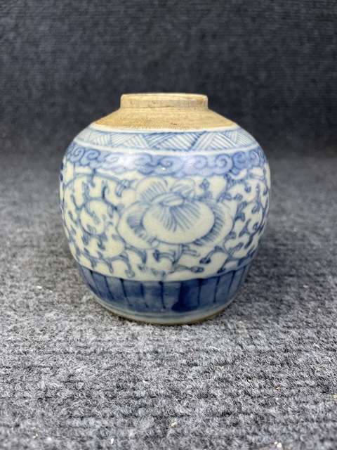 古玩陶瓷青花纏枝花卉紋喜字罐真品鑒賞圖