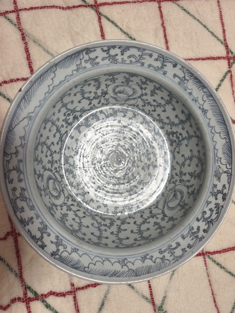 古玩陶瓷青花纏枝花紋洗手盆真品鑒賞圖