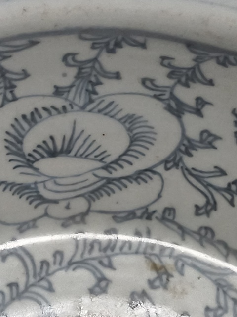 古玩陶瓷青花纏枝花紋洗手盆真品鑒賞圖