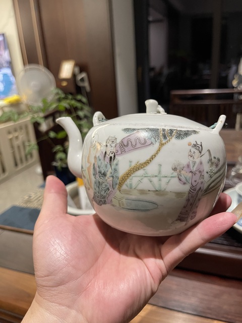 古玩陶瓷人物紋粉彩提梁壺真品鑒賞圖