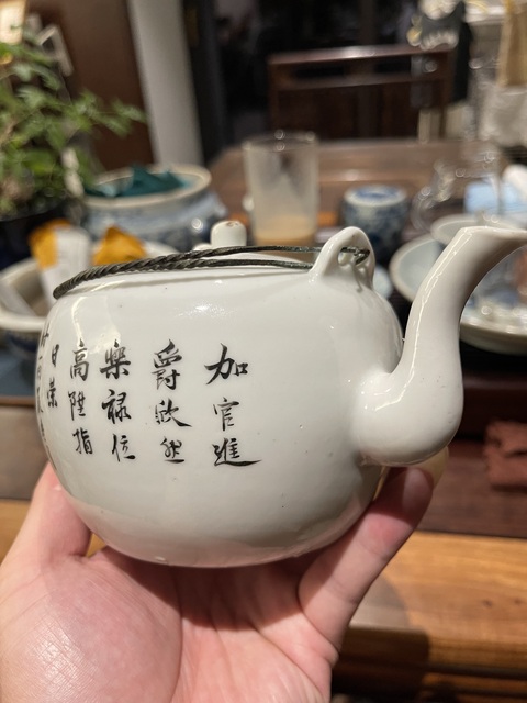 古玩陶瓷人物紋粉彩提梁壺真品鑒賞圖