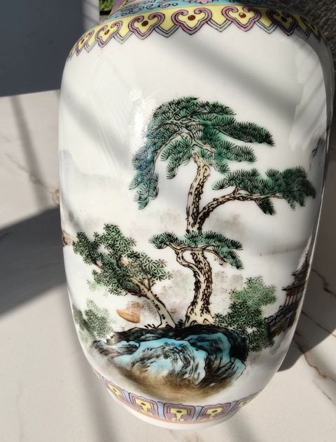 古玩陶瓷粉彩山水紋燈籠瓶真品鑒賞圖