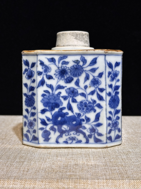 古玩陶瓷青花洞石花卉紋茶葉罐真品鑒賞圖