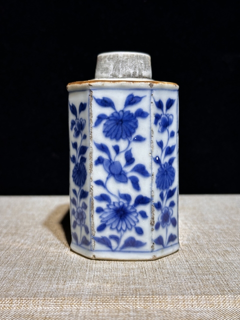 古玩陶瓷青花洞石花卉紋茶葉罐真品鑒賞圖