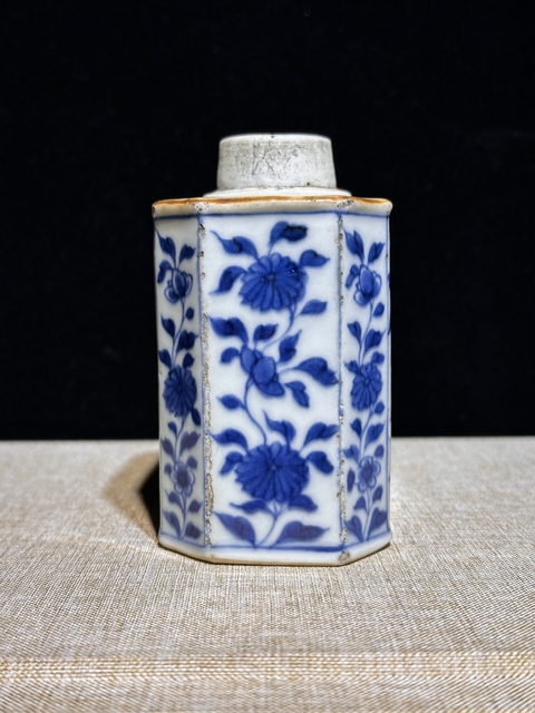 古玩陶瓷青花洞石花卉紋茶葉罐真品鑒賞圖