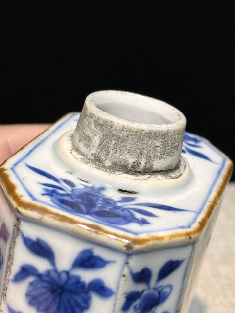 古玩陶瓷青花洞石花卉紋茶葉罐真品鑒賞圖