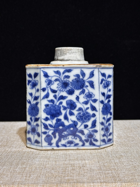 古玩陶瓷青花洞石花卉紋茶葉罐真品鑒賞圖