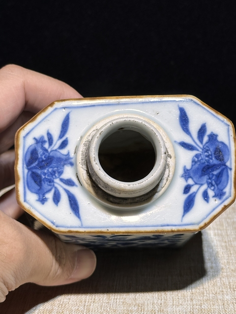 古玩陶瓷青花洞石花卉紋茶葉罐真品鑒賞圖