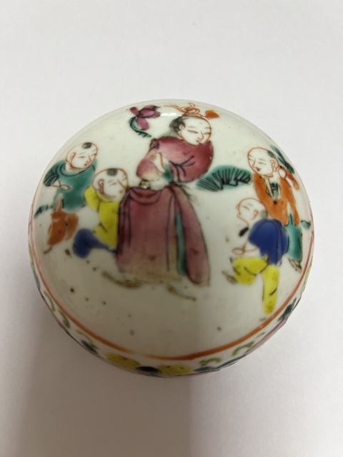 古玩陶瓷清同治粉彩五子奪魁圖蓋盒真品鑒賞圖
