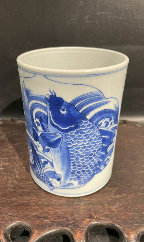 古玩陶瓷人物山水魚紋青花筆筒真品鑒賞圖