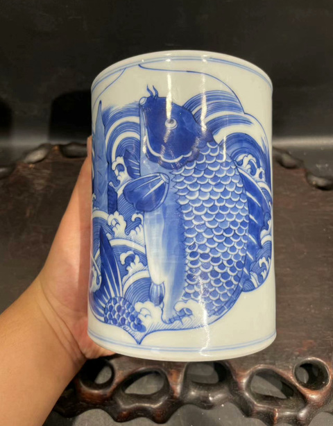 古玩陶瓷人物山水魚紋青花筆筒真品鑒賞圖