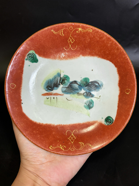 古玩陶瓷清中期 **紅地書卷開窗粉彩山水人物什錦盤拍賣,當前價格1080元