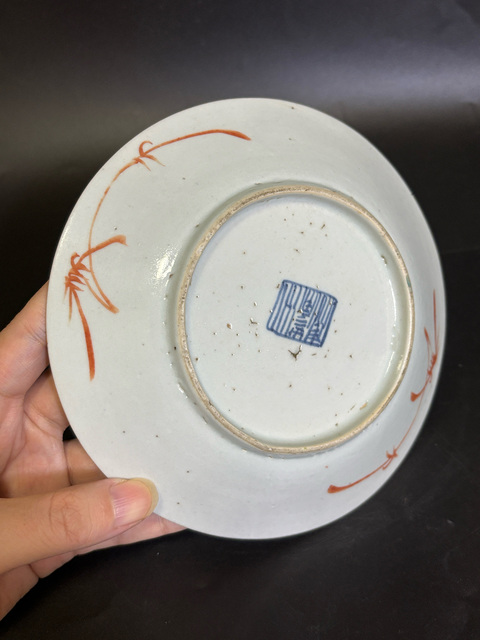 古玩陶瓷清中期 **紅地書卷開窗粉彩山水人物什錦盤拍賣,當前價格1080元