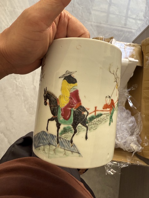 古玩陶瓷粉彩人物故事筆筒真品鑒賞圖