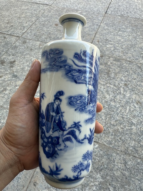 古玩陶瓷青花人物小瓶真品鑒賞圖