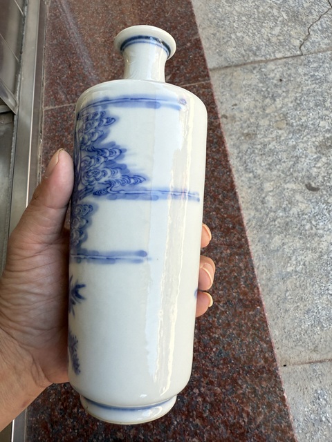 古玩陶瓷青花人物小瓶真品鑒賞圖