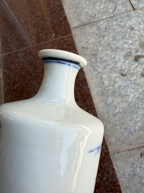 古玩陶瓷青花人物小瓶真品鑒賞圖