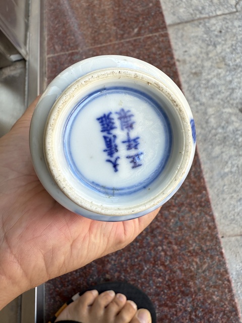 古玩陶瓷青花人物小瓶真品鑒賞圖