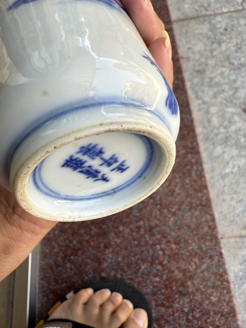古玩陶瓷青花人物小瓶真品鑒賞圖
