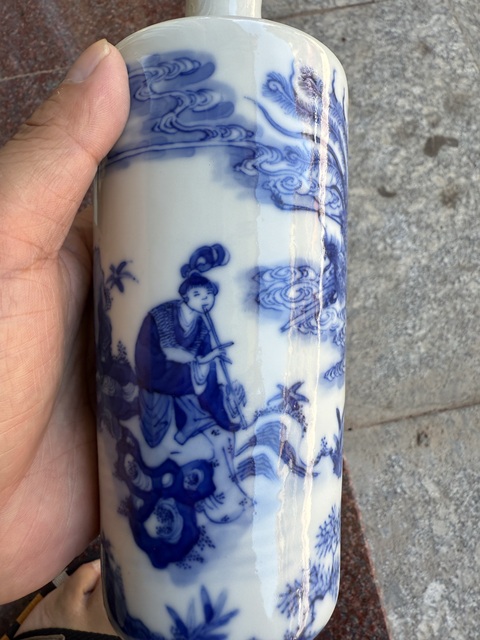 古玩陶瓷青花人物小瓶真品鑒賞圖