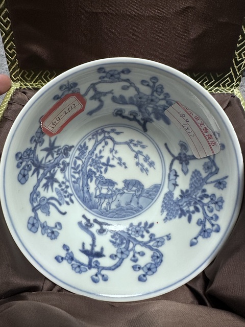 古玩陶瓷外軋道開窗粉彩內青花三陽開泰碗真品鑒賞圖