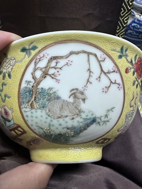 古玩陶瓷外軋道開窗粉彩內青花三陽開泰碗真品鑒賞圖