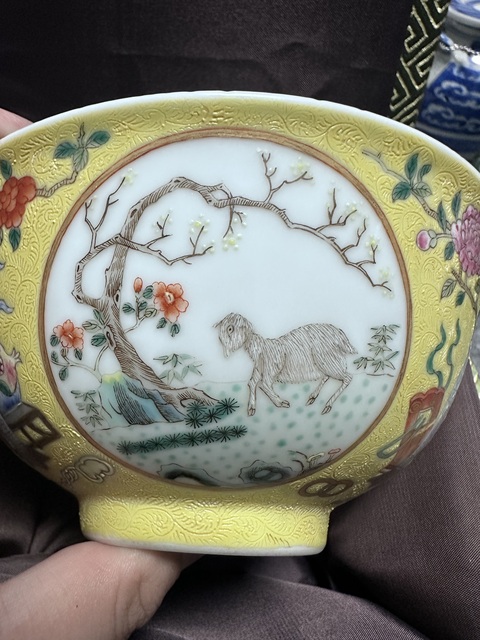 古玩陶瓷外軋道開窗粉彩內青花三陽開泰碗真品鑒賞圖
