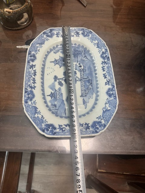 古玩陶瓷樓臺亭閣山水紋青花盤真品鑒賞圖