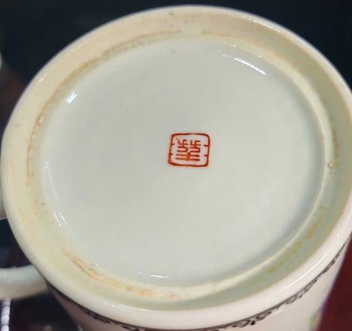古玩陶瓷王大凡款人物執(zhí)杯真品鑒賞圖