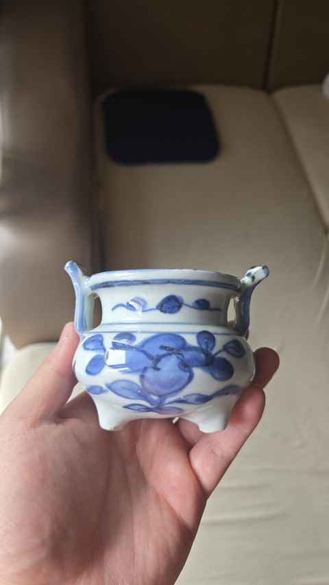 古玩陶瓷青花花卉紋三足爐真品鑒賞圖
