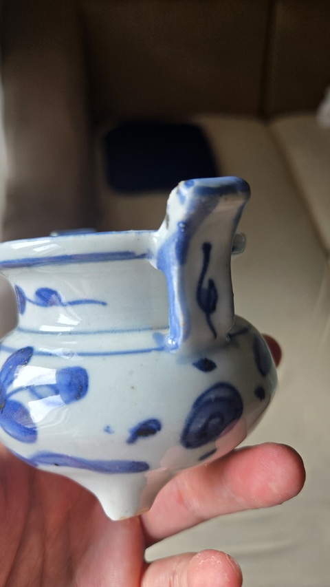 古玩陶瓷青花花卉紋三足爐真品鑒賞圖