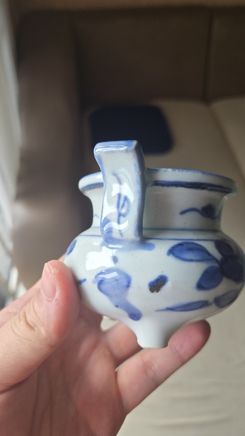 古玩陶瓷青花花卉紋三足爐真品鑒賞圖
