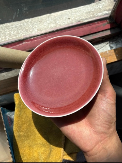古玩陶瓷紅釉盤真品鑒賞圖