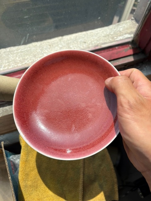 古玩陶瓷紅釉盤真品鑒賞圖