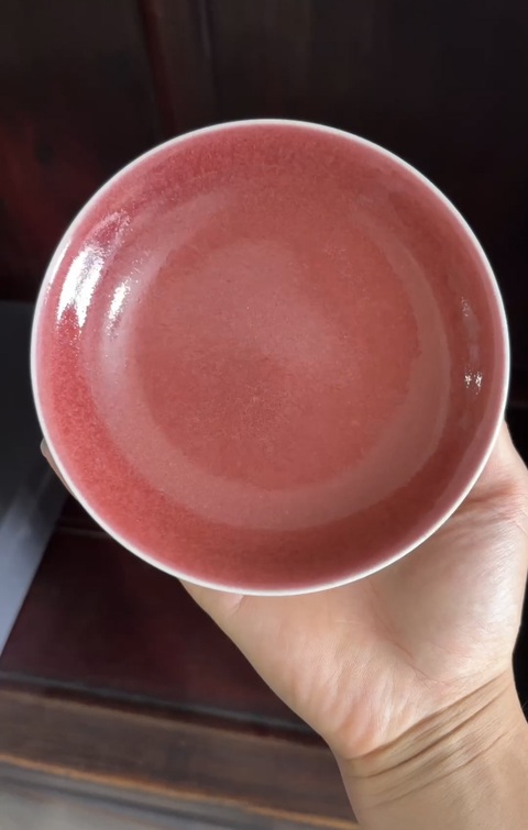 古玩陶瓷紅釉盤真品鑒賞圖