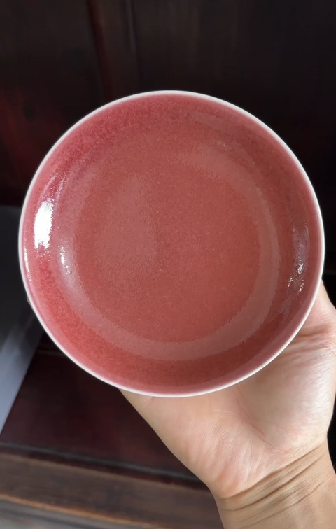 古玩陶瓷紅釉盤真品鑒賞圖