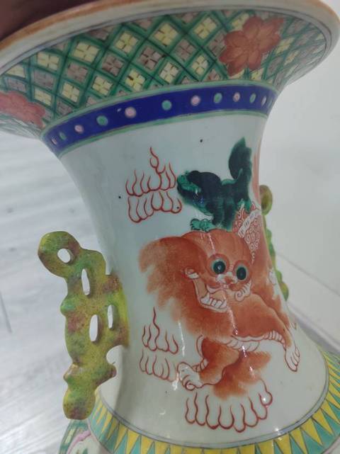 古玩陶瓷五彩獅子三百件賞瓶真品鑒賞圖