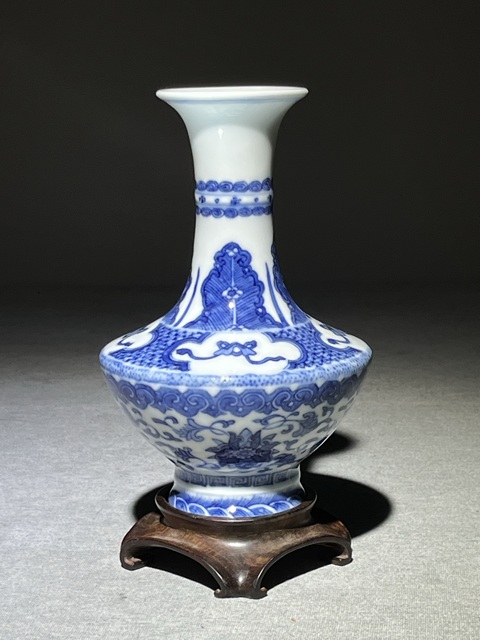 古玩陶瓷花卉紋青花瓶真品鑒賞圖
