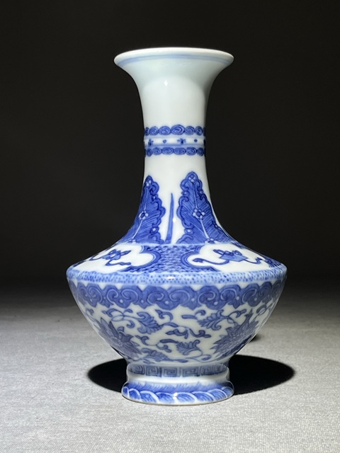 古玩陶瓷花卉紋青花瓶真品鑒賞圖