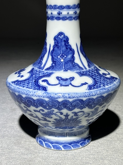 古玩陶瓷花卉紋青花瓶真品鑒賞圖
