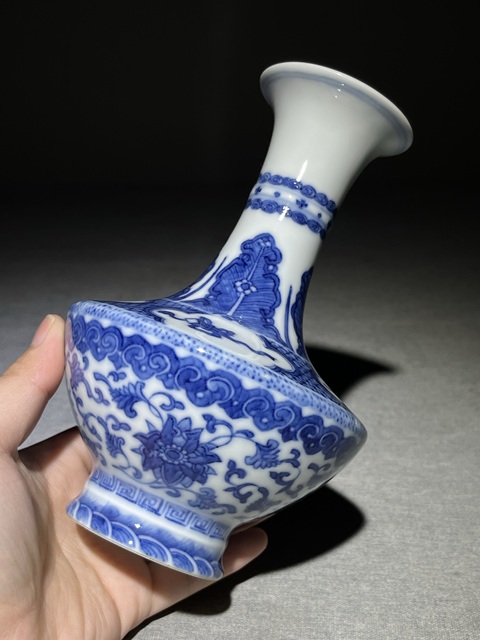古玩陶瓷花卉紋青花瓶真品鑒賞圖