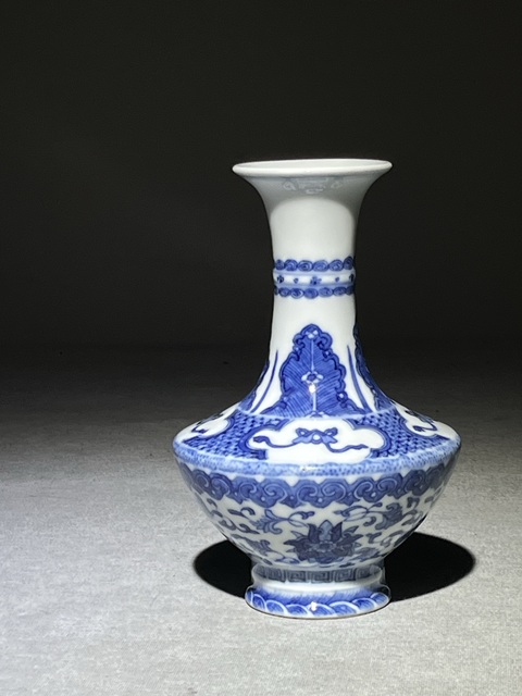 古玩陶瓷花卉紋青花瓶真品鑒賞圖