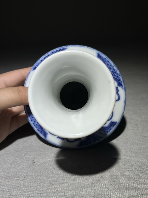 古玩陶瓷花卉紋青花瓶真品鑒賞圖