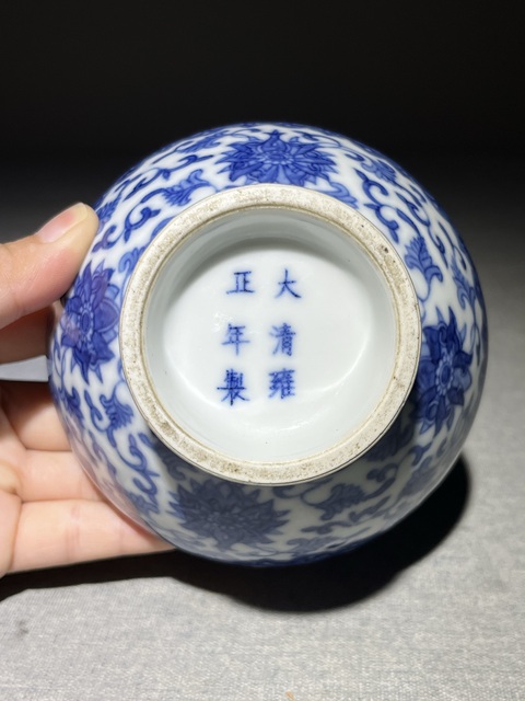 古玩陶瓷花卉紋青花瓶真品鑒賞圖