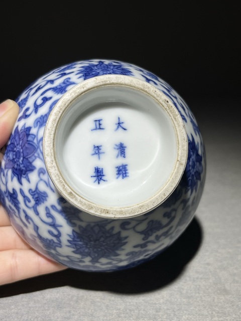 古玩陶瓷花卉紋青花瓶真品鑒賞圖