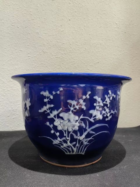 古玩陶瓷祭藍(lán)釉堆白花盆真品鑒賞圖