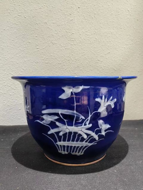 古玩陶瓷祭藍(lán)釉堆白花盆真品鑒賞圖
