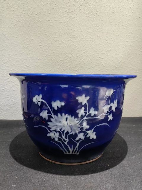 古玩陶瓷祭藍(lán)釉堆白花盆真品鑒賞圖